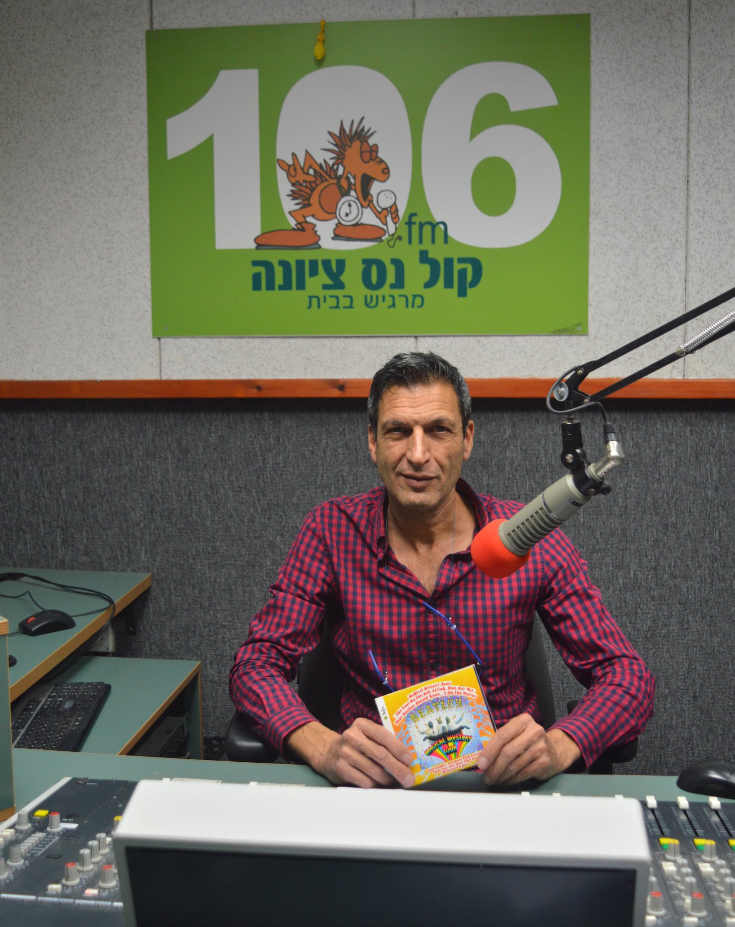 תמונה של השדרן מוטי פתאל