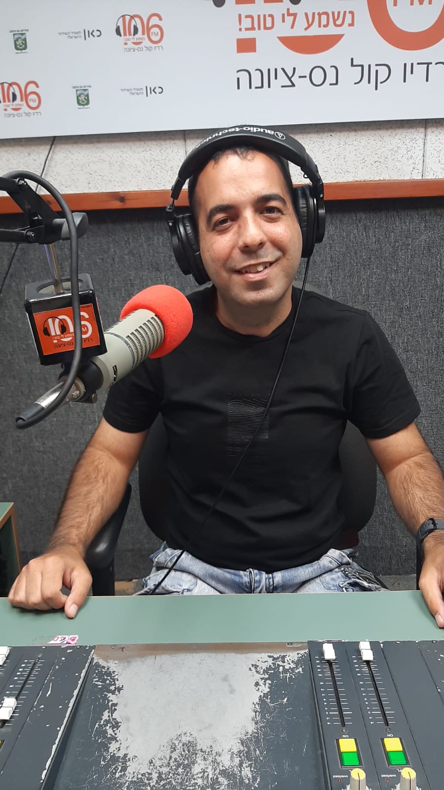 תמונה של השדרן יעקב בהר